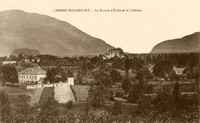 Cressin-Rochefort - La Maison d'Ecole et le Château