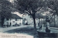 Saint-Benoit - La Place et la Mairie