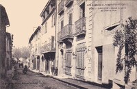 Oraison - L'Hôtel de Ville et Grande Rue