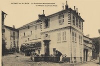 Seyne - La Fontaine Monumentale et l'Hôtel des trois Rois