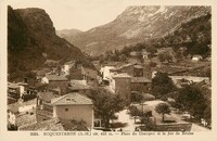 Roquestéron - Place du Champon et le Jeu de boules