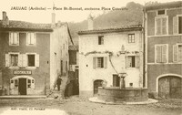 Jaujac - Place St-Bonnet, ancienne Place Couverte