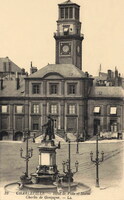 L'Hôtel de Ville  et Statue Charles de Gonzague
