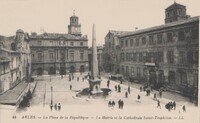 La Place de la République La Mairie et la Cathédrale