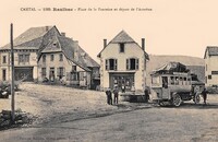 Raulhac - Place de la Fontaine et départ de l'Autobus