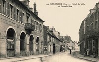 Nérondes - Hôtel de Ville et Grande Rue