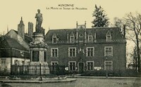 La Mairie et Statue de Napoléon