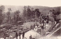 La Foule a la Porte du Sanatorium le 7 octobre 1906