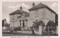 Brion-près-Thouet - La Mairie et le Monument aux Morts