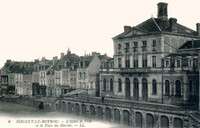 L'Hôtel de Ville et la Place du Marché