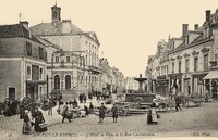 L'Hôtel de Ville et la Rue Charronnerie