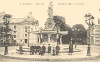 L'Hôtel de Ville . La Fontaine