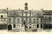 L'Hôtel de Ville et la Statue de Nicolas Poussin