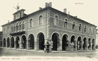 L'Hôtel de Ville et la Halle