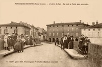 l'Entrée du Pont -Au Font, la Mairie avec ses Arcades