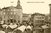 Tence - L'Hôtel de Ville et la Place de la Mairie