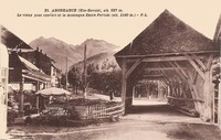 Le vieux pont couvert et la montagne Entre Pertuis