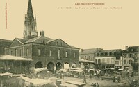 La Place de la Mairie - Jour de Marché