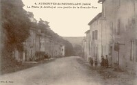 Auberives-sur-Varèze - La Poste (à droite) ET une partie de la Grande-Rue