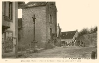 Place de la Mairie - Croix en pierre du XVe siècle