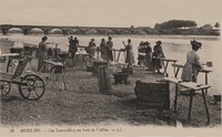 MOULINS -Les Lavandières au bords de L'Allier