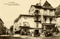 VIC sur CÈRE  - Place de L'Hôtel de Ville-Lavandière