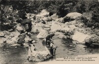 FORT de FRANCE - Lessivage sur les Roches de la Rivière Madame