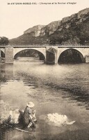 SAINT-ANTONIN  - L'Aveyron et le Rocher D'Anglar  - Lavandière