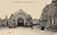 Les Halles et la Place - La Poste