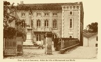 L'Hôtel de Ville et le Monument aux Morts