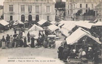 Segré-en-Anjou Bleu - Place de L'Hôtel de Ville , un jour de Marché