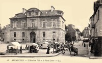 L'Hôtel de Ville et la Place Littré