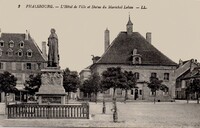 L'Hôtel de Ville et Statue du Maréchal Lobau