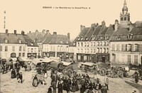 Hesdin - Le Marché sur la Grande Place