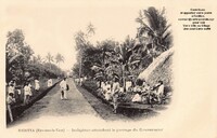 Indigènes attendant le passage du Gouverneur