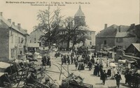 l'Église , La Mairie et la Place de la Gendarmerie un jour de Marché