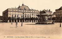 Bayonne - le plan d'Armes, l'hôtel de Ville et le kiosque de Musique