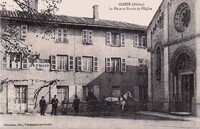 La Place et Entrée de L'Église