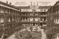 Hôpital St-Joseph Façade intérieure et Jardin