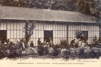 Ecole de Filles - Jardin scolaire et salle de récréation