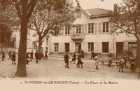 Saint-Pierre-de-Chandieu - La Place et la Mairie