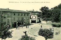 Un coin de la Place, route d'Yzeron  et grille du Château