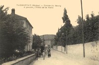 Entrée du Bourg . A gauche, l'Hôtel de la Poste