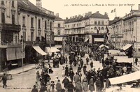 La Place de la Mairie un Jour de Marché