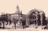 Place de L'Hôtel de Ville - Le Monument et le Théâtre 