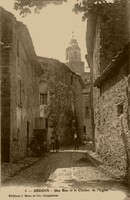 Une Rue et le Clocher de l'Eglise