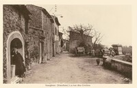 Vaugines - La Rue des Grottes