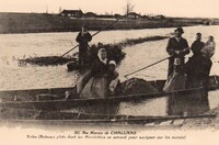 Yoles ( Bateaux plats  dont les Maraichins se servent pour naviguer sur le marais)