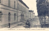 La Roche-sur-Yon - Un Coin de la Place d'Armes, La Mairie et le Palais de Justice