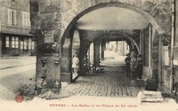 Noyers - Les Halles et les Piliers du XIe siècle